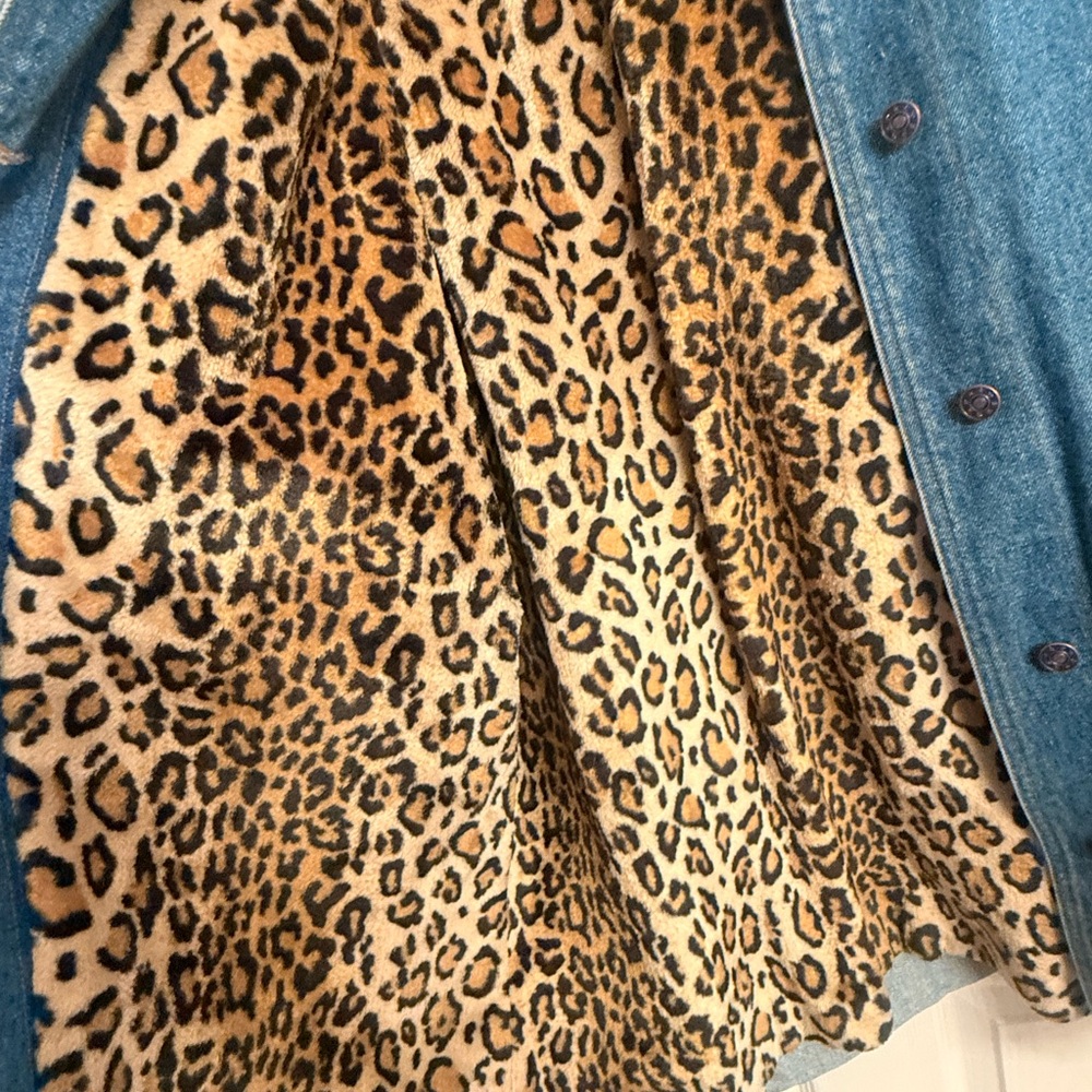 Vintage Women's Denim Jacket with Leopard Faux-Fur Lining - Denim
Size M - Picture 5 of 5